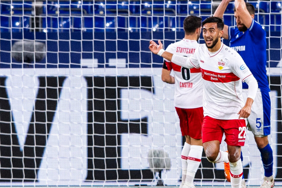 VfB-Stürmer Nicolas Gonzalez (Vordergrund) bejubelt sein Tor zum 1:1 gegen den FC Schalke 04.