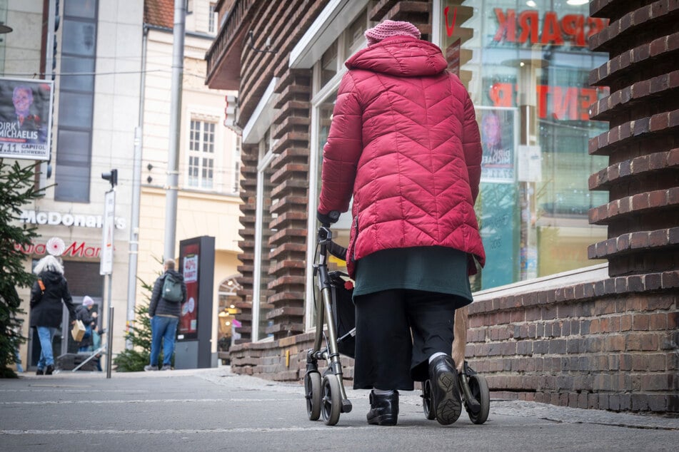 Leipzig: Räuber reißt 76-Jährige zu Boden und klaut Handtasche