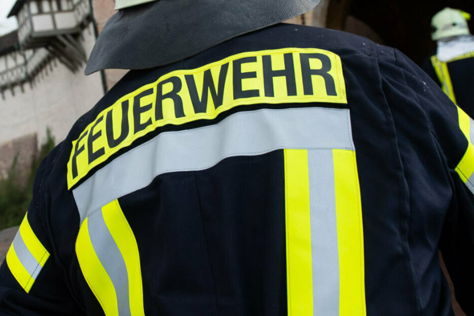 Ein Feuerwehrmann in seiner Montur (Symbolbild). Die Einsatzkräfte löschten den Brand bei Ikea binnen einer Stunde.