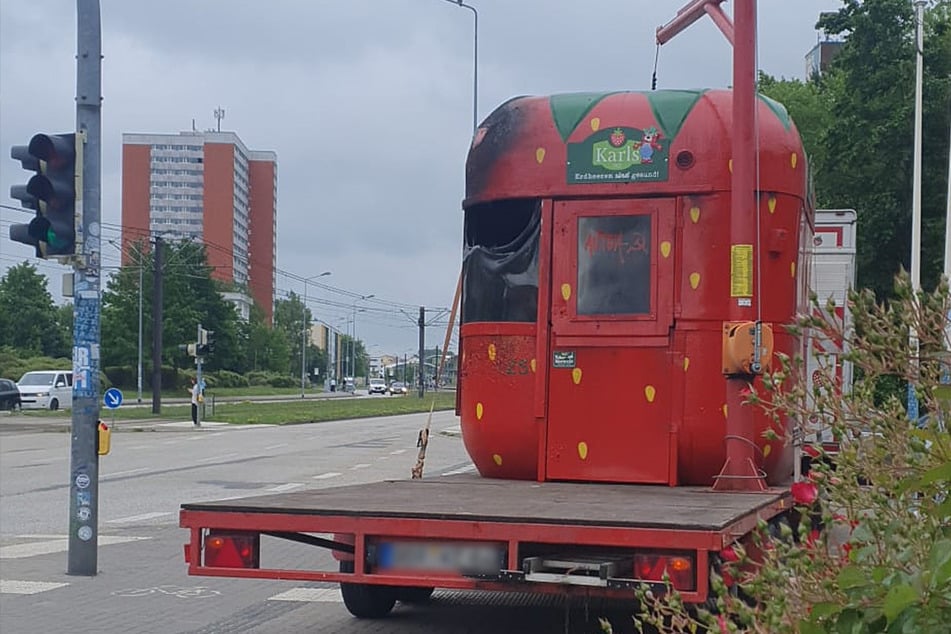 Karls Erdbeer-Häuschen angezündet: Jugendlicher flüchtet auf E-Scooter