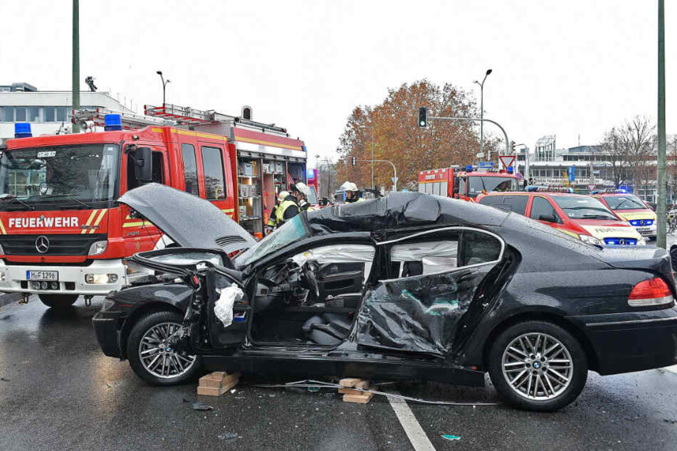 Der BMW wurde bei dem Unfall stark verformt.