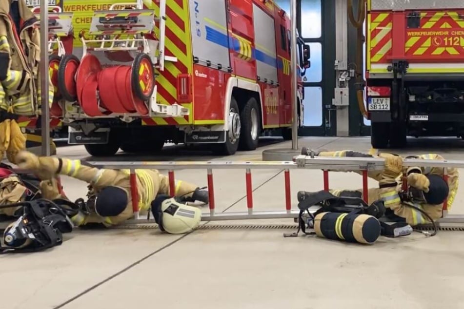 Die Kameraden kletterten durch die Leiter.