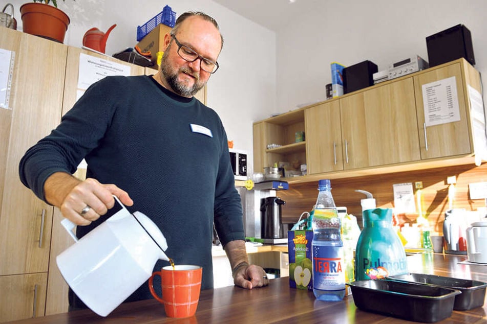 Auch im Tagestreff Haltestelle können sich Obdachlose aufwärmen. Leiter Alfred Mucha (51) hat immer einen heißen Tee parat.