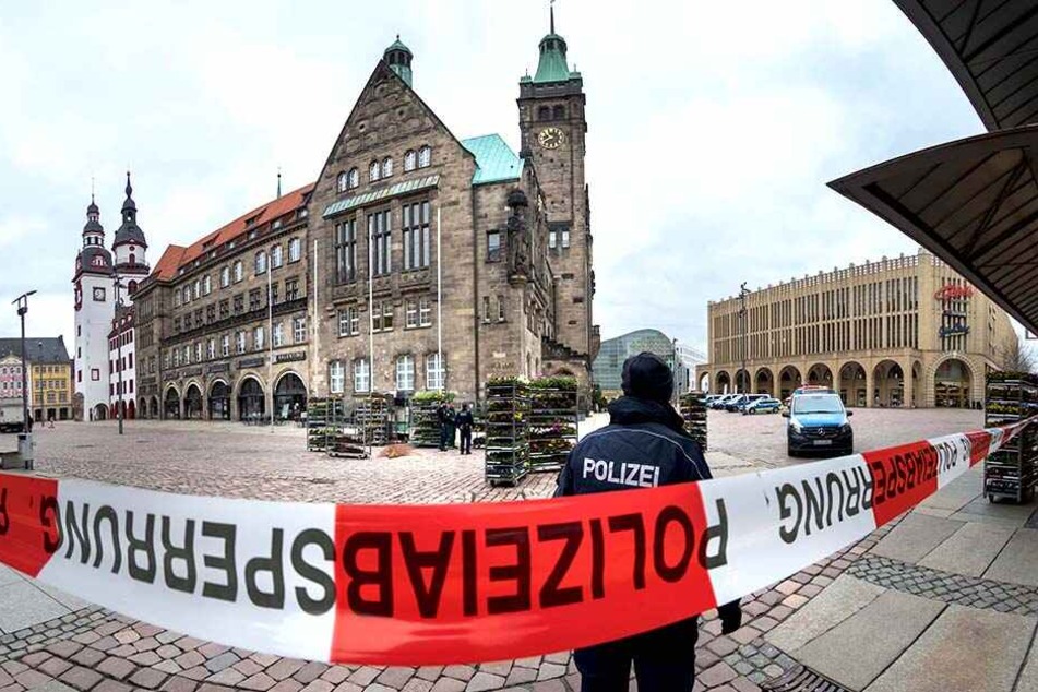 Kurz vor halb neun alarmierten Rathaus-Mitarbeiter die Polizei. Sie hatten eine Droh-E-Mail erhalten. Gegen 12 Uhr gab es Entwarnung.