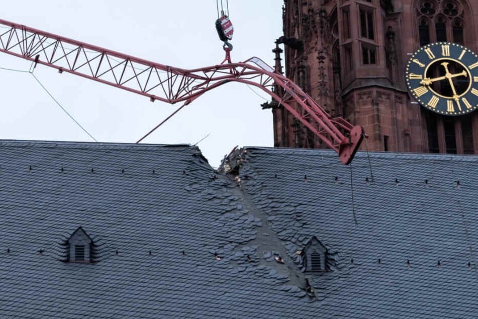 Der Ausleger des Baukrans hinterließ deutliche Spuren am Dach des Frankfurter Doms.