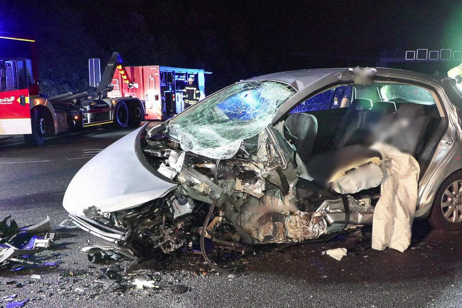 Die beteiligten Autos wurden bei dem Unfall auf der A3 völlig zerstört.