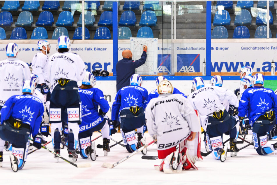 Eislöwen-Coach Rico Rossi hat seine Spieler auf Kaufbeuren eingestellt. Mal sehen, ob im ersten Spiel der erste Sieg eingefahren werden kann.