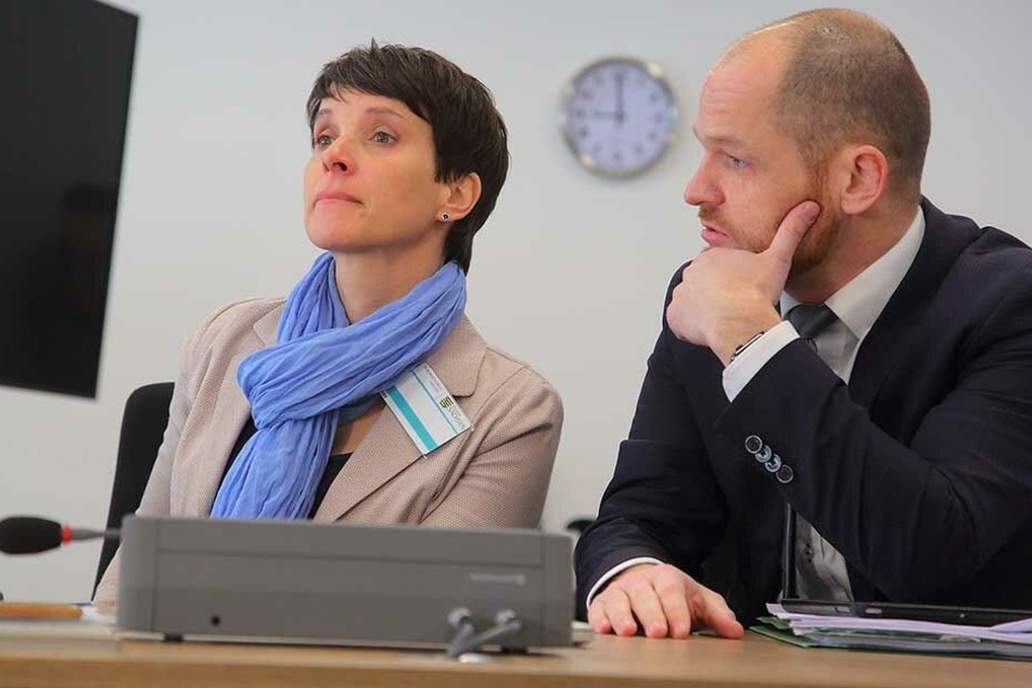 Frauke Petry (43) auf der Anklagebank mit ihrem Anwalt Carsten Brunzel (41).