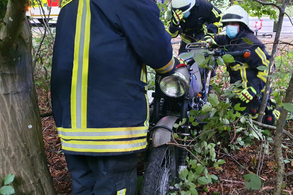 Das Motorrad landete durch die Kollision in einer Baumgruppe.