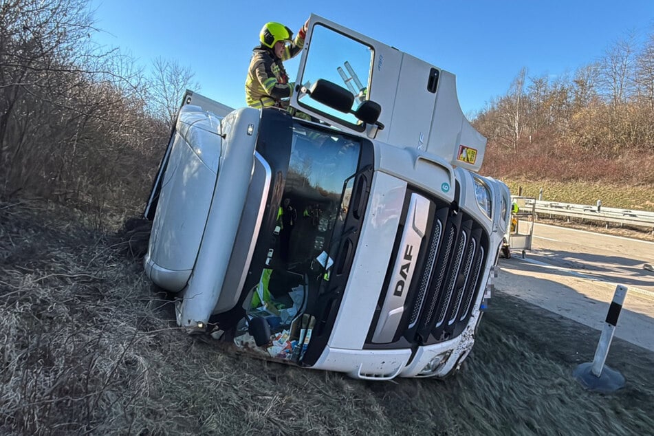 Unfall A4: Lkw auf A4 nahe Dresden verunglückt: Bergungsarbeiten auch in der Nacht