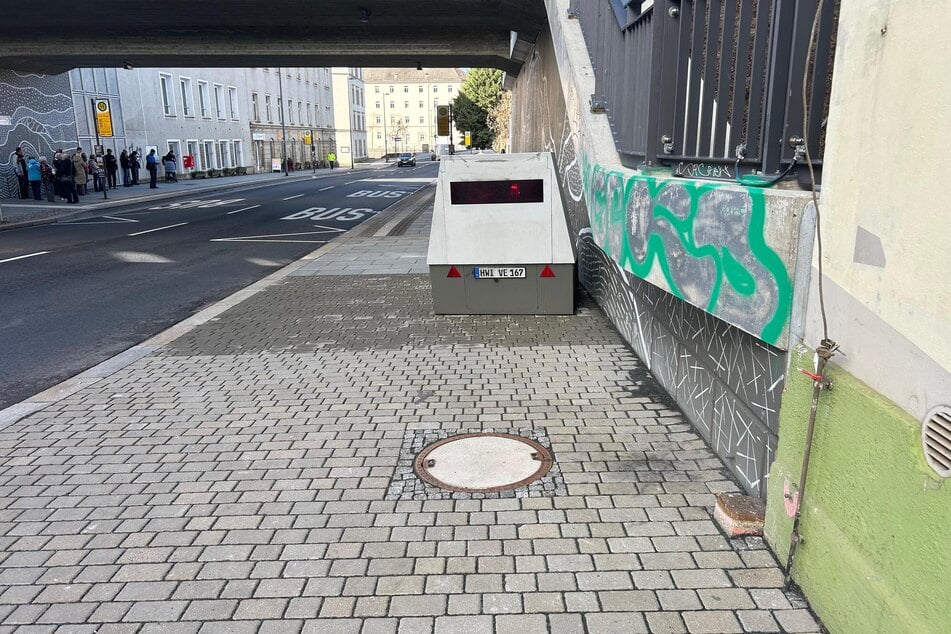 Durch die Haltestelle sind an diesem Standort immer viele Fußgänger unterwegs.