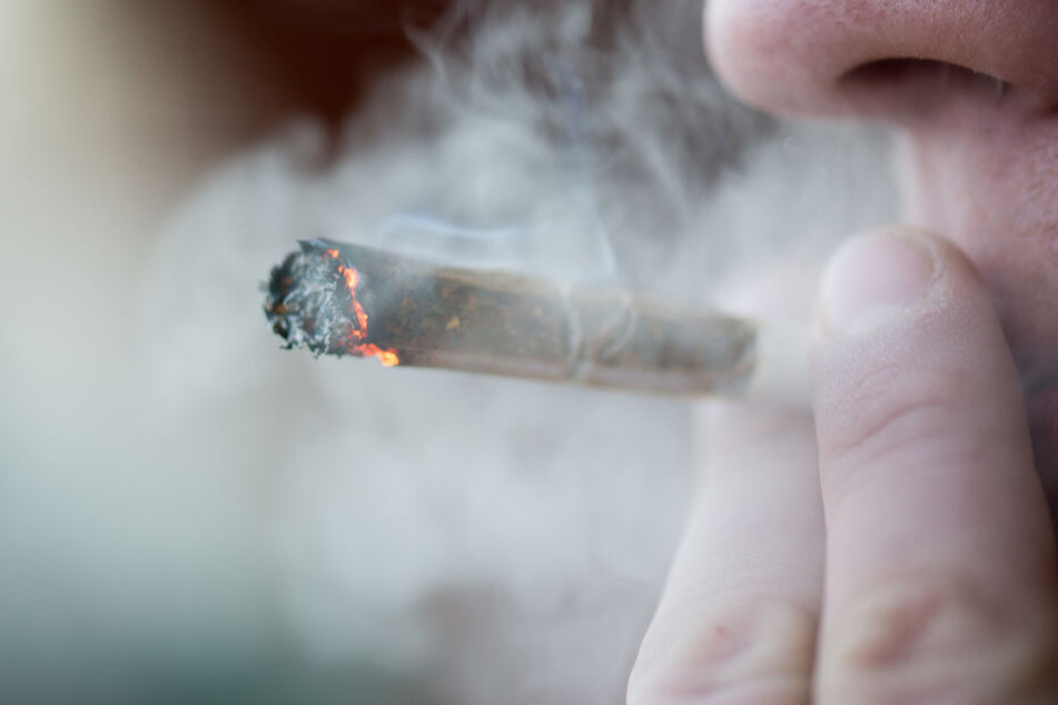 Als die Polizei eintraf, rauchte der 52-Jährige gerade einen Joint. (Symbolbild)
