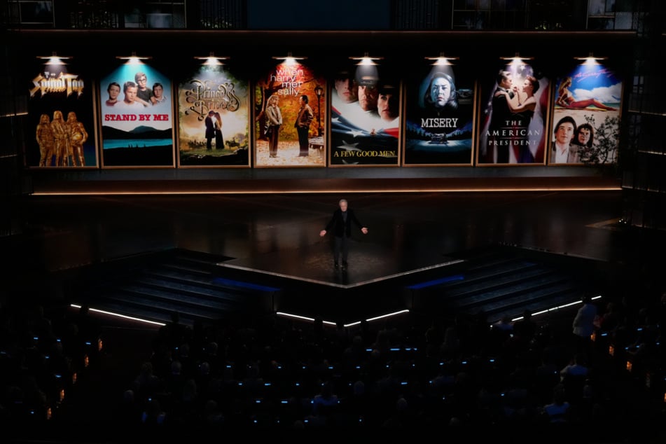 Billy Crystal (78) präsentierte eine Hommage an Rob Reiner und Michelle Singer während der Oscarverleihung im Dolby Theatre in Los Angeles.