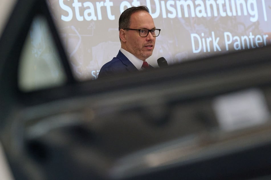 Sachsens Wirtschaftsminister Dirk Panter (52, SPD) begrüßt das neue Geschäftsfeld in Zwickau.