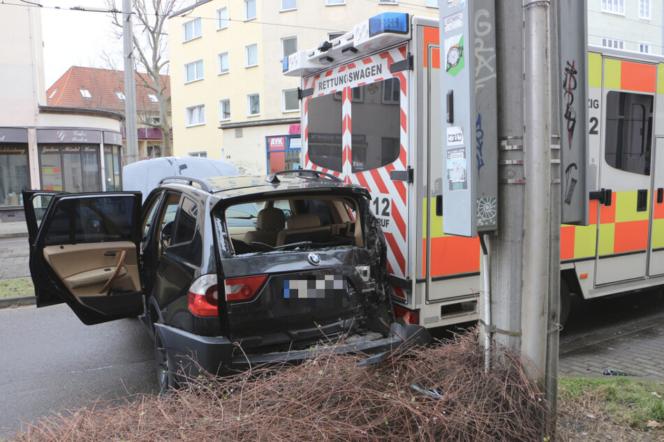 Dieses Umlenkmanöver ging mächtig schief: In Leipzig hat ein 82-Jähriger am Mittwoch einen besonders kuriosen Crash verursacht.