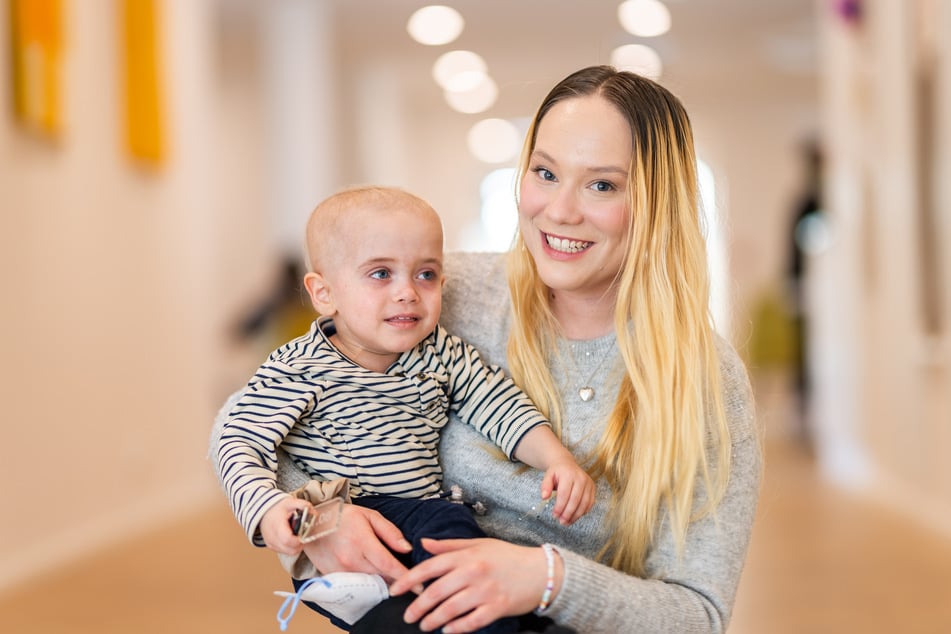 Mutter Michelle Weinhold freut sich, dass Finn (2) bald wie ein normales Kind in den Kindergarten gehen kann.