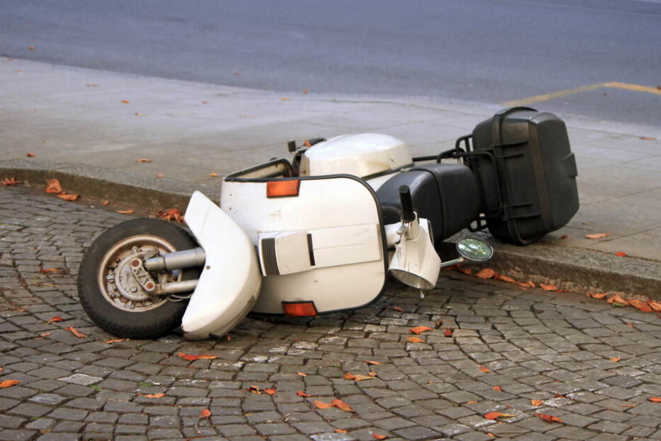 Die 17-Jährige krachte mit ihrem Moped auf einen Laster. (Symbolbild)