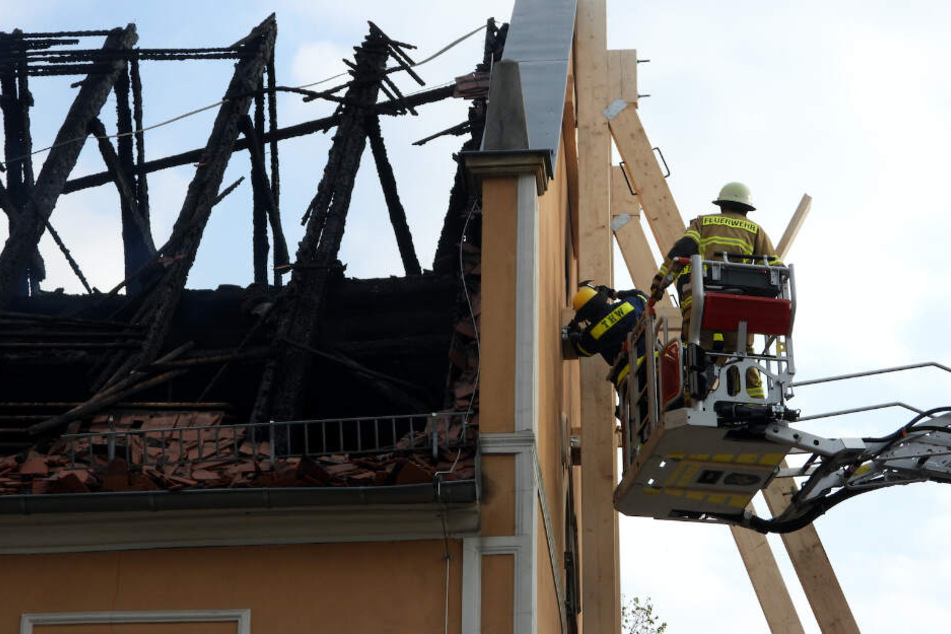 Einsatzkräfte von THW und Feuerwehr stabilisieren den einsturzgefährdeten Giebel des Gasthauses.