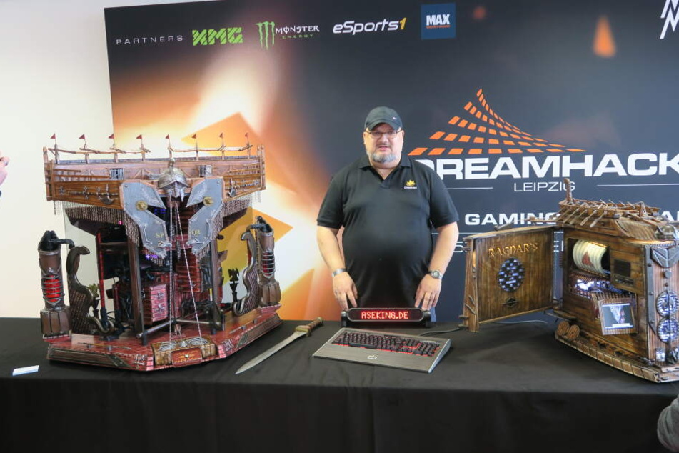 Ali Abbas mit zwei seiner Kreationen, "Spartacus - Mod of the Arena" und "Ragnas Revenge". 700 Stunden hat der Casemodder jeweils für den Bau beider investiert. Dabei ist alles handgemacht.