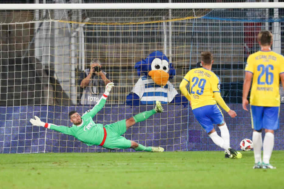 Schmach-Elfmeter: Phillp Tietz (Carl Zeiss Jena) verwandelt zum 1:2-Endstand. FSV-Torhüter Johannes Brinkies hat keine Chance.