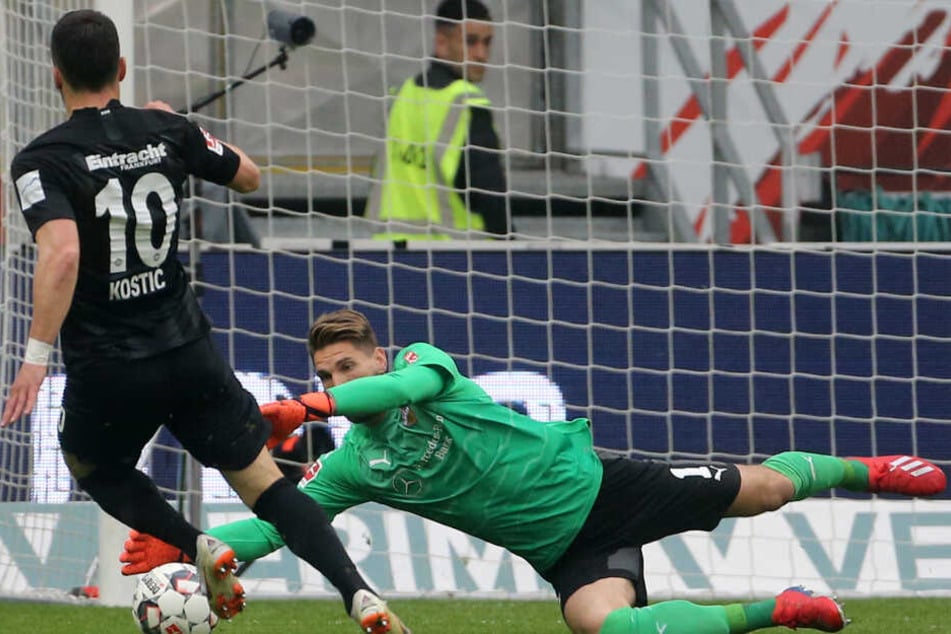 VfB-Keeper Ron-Robert Zieler parierte gegen Frankfurts Filip Kostic.