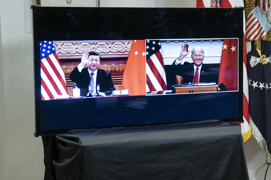 A screen in the White House Roosevelt Room, showing President Joe Biden (r.) and his Chinese counterpart, Xi Jinping.
