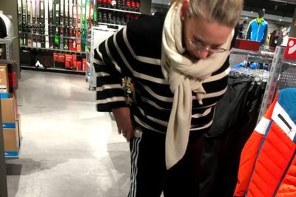 Die Hamburgerin Christine (57) entschied sich bei ihrem Outfit für eine klassische Adidas Jogginghose und kombinierte dazu spitze, schwarze Pumps.
