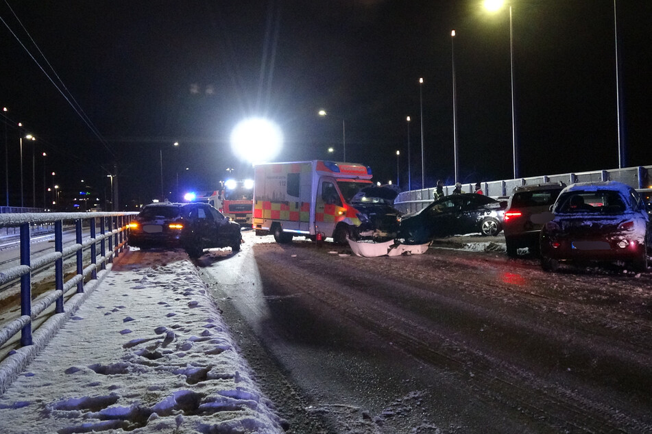 Auf der Torgauer Straße waren drei Autos und ein Einsatzfahrzeug ineinander gekracht.