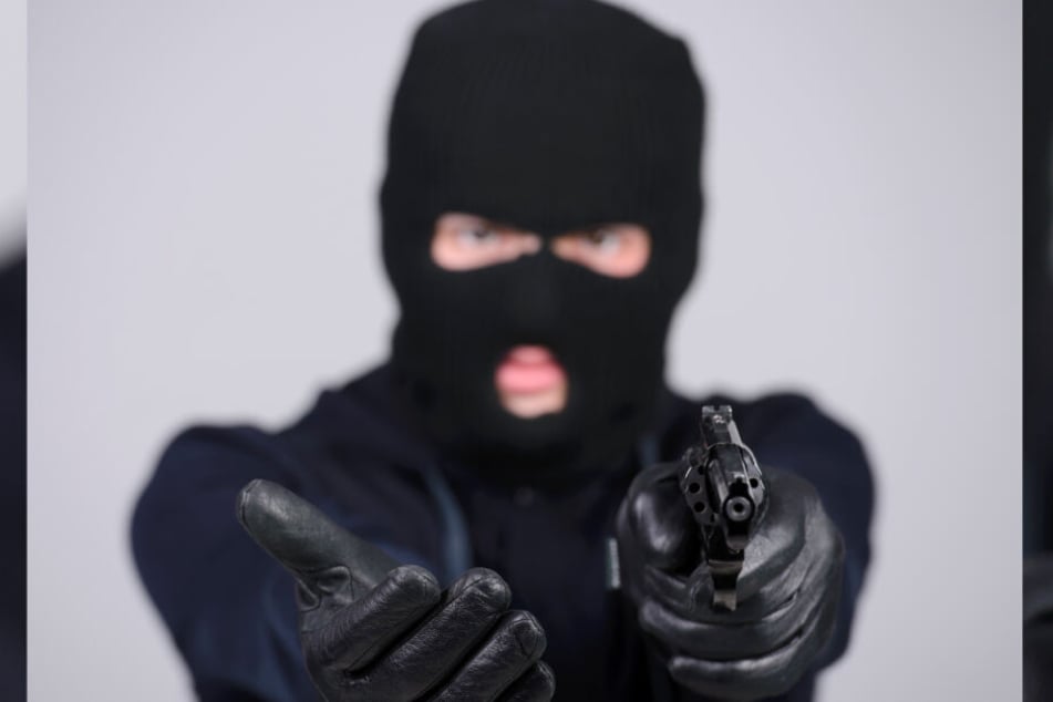 Unter Vorhalten einer Schusswaffe wollten sie den jungen Mann ausrauben! (Symbolbild)
