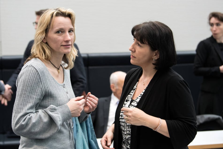Die Werte der AfD: Verena Hartmann (AfD) sitzt im Bundestag und verflucht den Geburtstag von Frau Merkel.