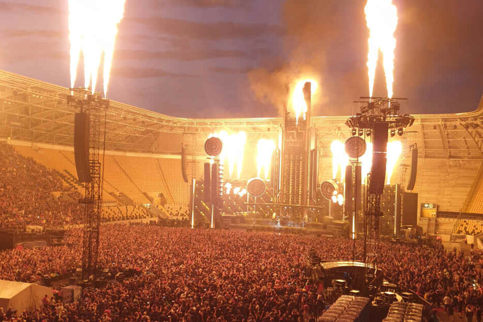 Die heftige Feuershow während des Konzertes setzte das Stadion "in Brand".