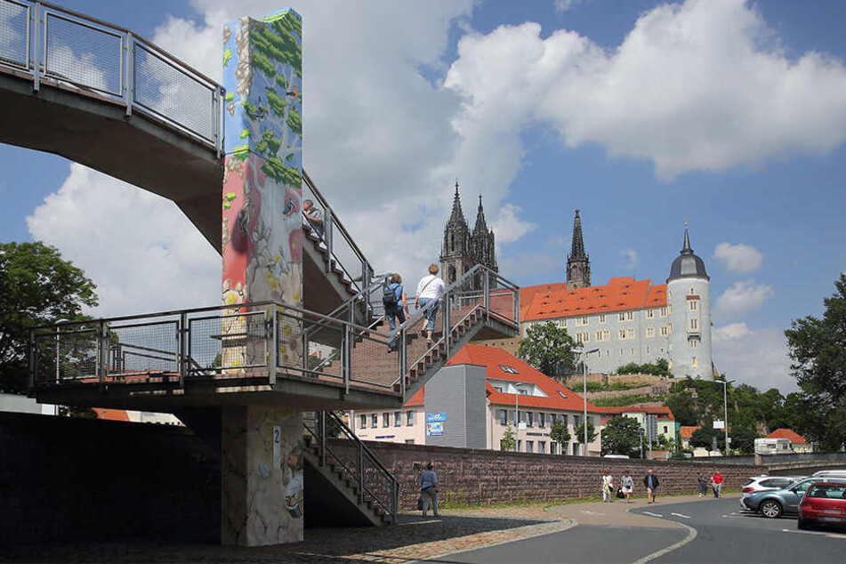 Auf der Altstadtbrücke am Übergang zur Elbstraße wurde der junge Mann zusammengeschlagen. (Symbolbild)