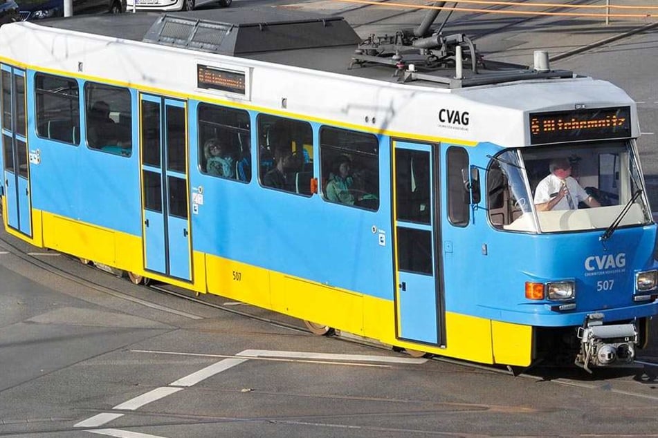 Einsam zieht dieser Tatra-Triebwagen der CVAG im Solo-Betrieb auf der Linie 6 seine
Runden.