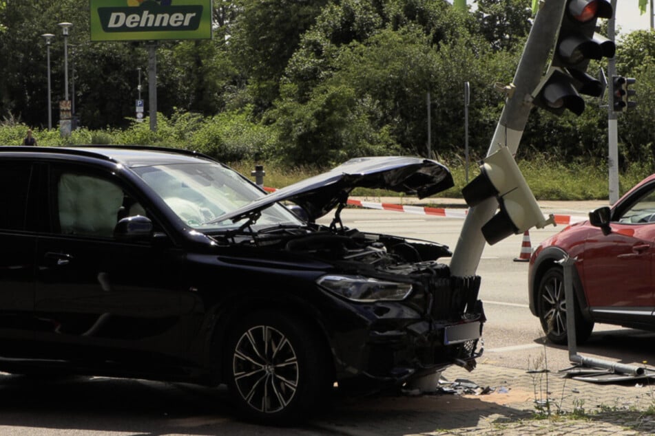 Heftiger Kreuzungscrash südlich von Leipzig: Auto kracht in Ampel