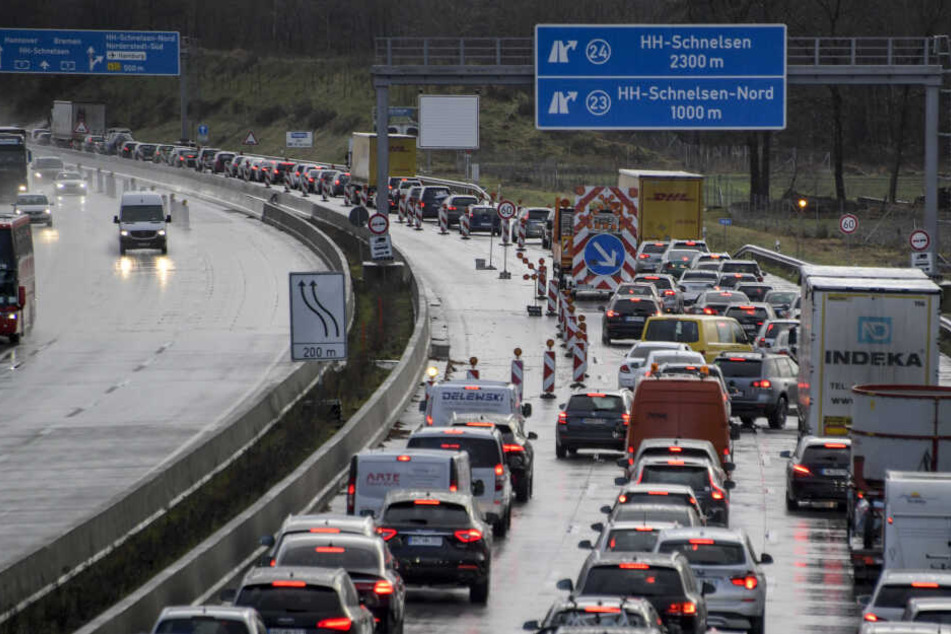 Autos stehen auf der Autobahn A7 vor der Abfahrt HH-Schnelsen.