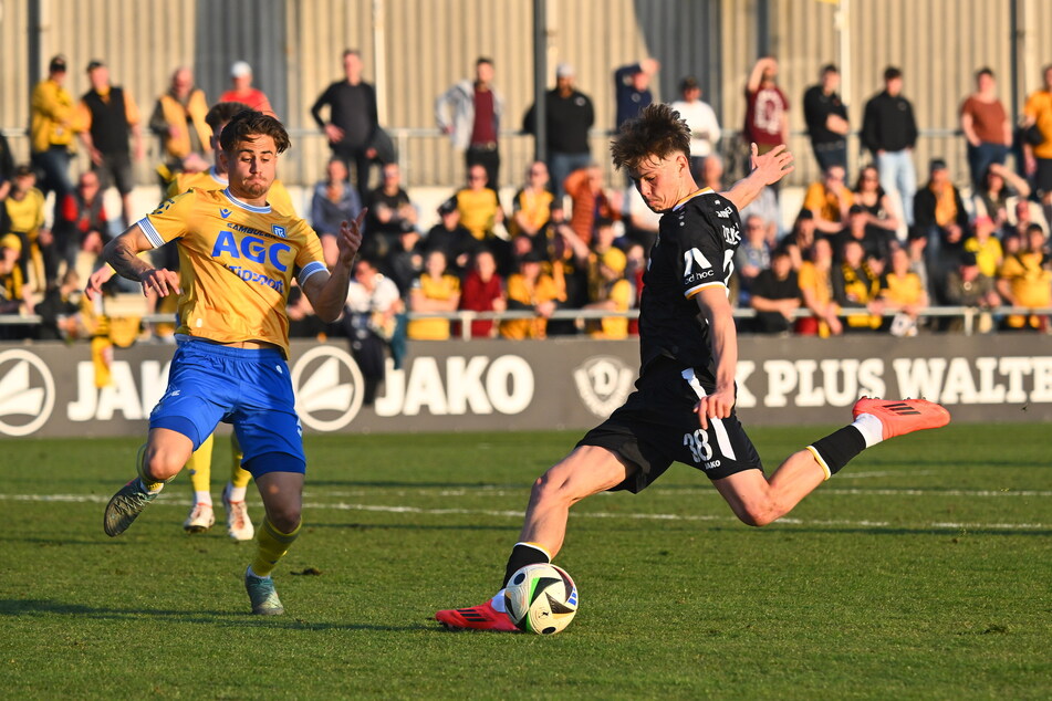 Jakob Zickler (19, r.) sucht künftig in Mönchengladbach sein Glück.