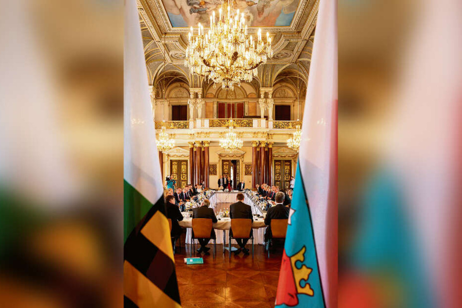 Die Kabinettsmitglieder von Sachsen (l.) und Thüringen sitzen sich zum Auftakt der gemeinsamen Konferenz auf Schloss Altenburg gegenüber.