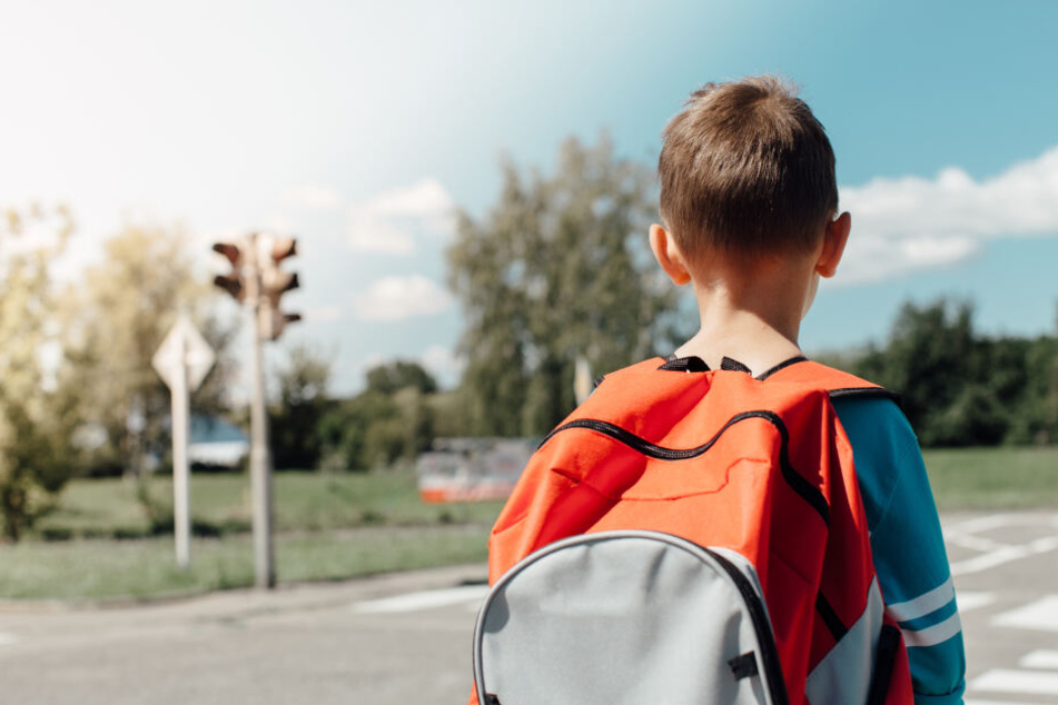Der Junge war auf dem Weg zur Schule von einem Autofahrer angesprochen worden (Symbolbild).