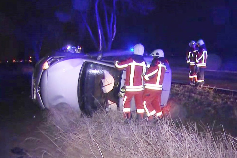 Der Hyundai prallte gegen einen Baum, kippte um und blieb auf der Fahrerseite liegen.
