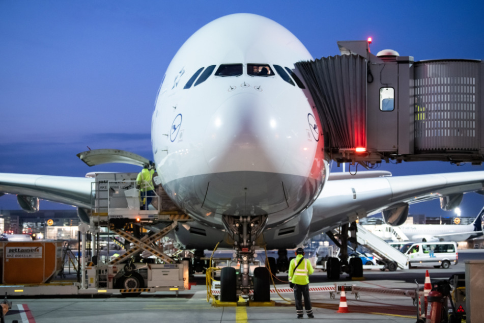 Ein Airbus A380 der Lufthansa steht am Flughafen Frankfurt am Main in seiner Parkposition.