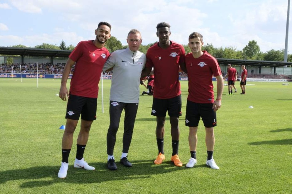 Der neue Coach Ralf Rangnick (grau) mit den Neuzugängen Matheus Cunha, Nordi Mukiele und Marcelo Saracchi (v.l.n.r.).