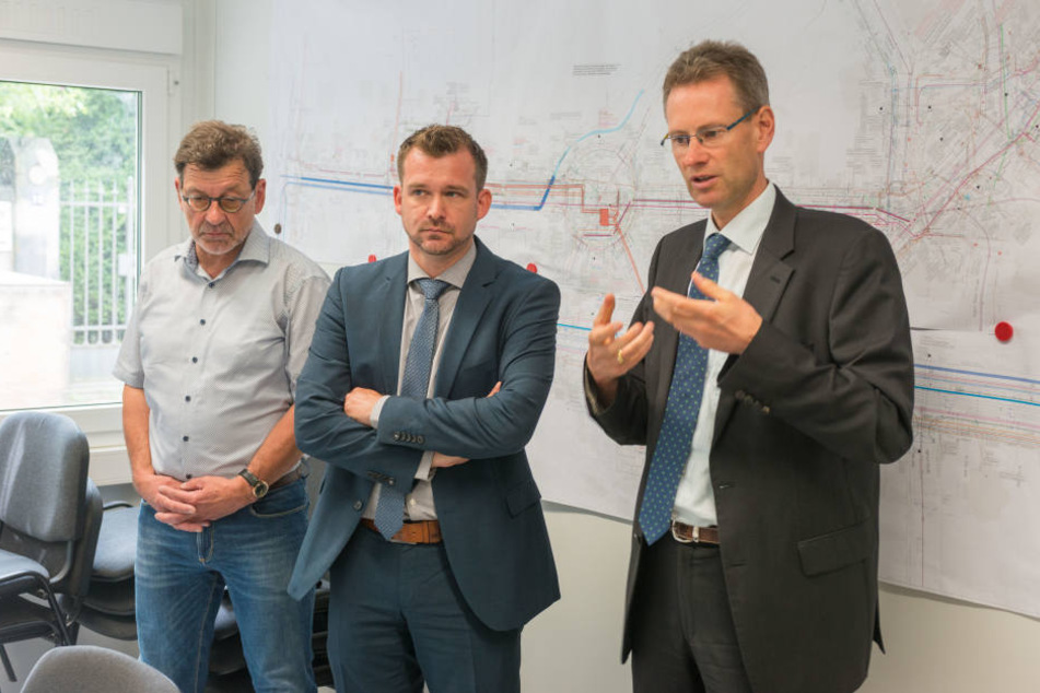 v.li.: Bauleiter Reinhard Koettnitz (62), der Beigeordnete Raoul Schmidt Lamontain (40) und Andreas Hemmersbach (48), Chef der DVB.