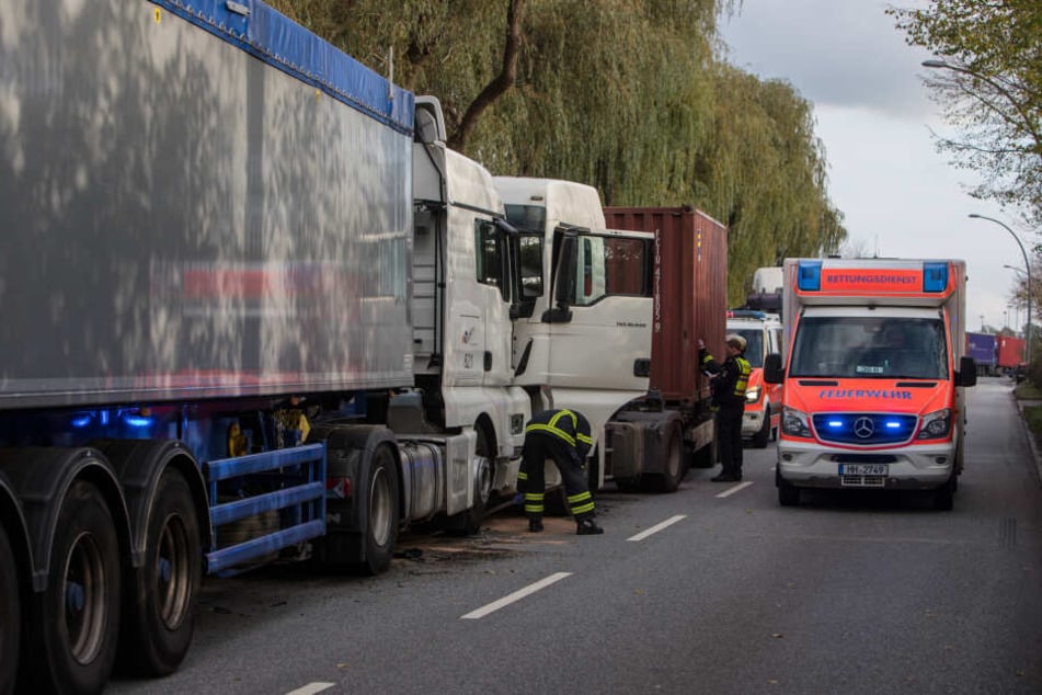 Die Lastwagen krachten frontal zusammen.