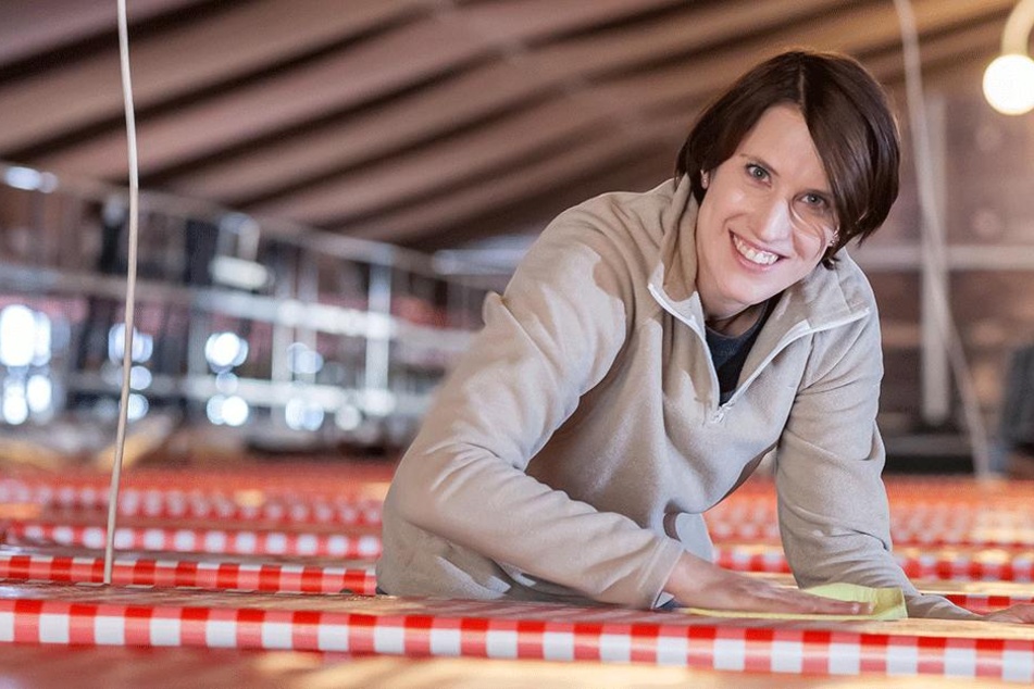 Es wird gemütlicher: Mit Tischdecken und großen Leuchten soll mehr Ambiente
ins Wooosn-Zelt kommen: Susann Lindner (33) macht die letzten Handgriffe.