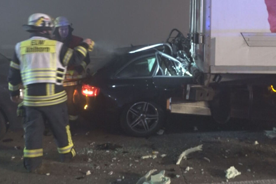 Ein Auto krachte unter einen Lastwagen.