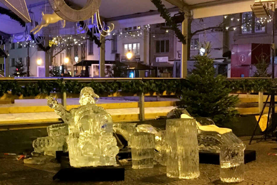 Eine zerstörte Eisskulptur liegt auf dem Boden des Weihnachtsmarktes. Die Skulptur ist am Sonntagabend eingestürzt und hat dabei ein Kleinkind so schwer verletzt, das es noch im Krankenwagen starb.