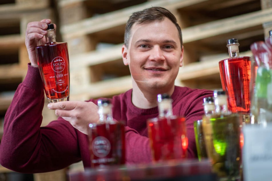 Der Geschäftsführer des Brand-Erbisdorfer Start-Ups, Nico Prandini (29), präsentiert seine Kreationen.