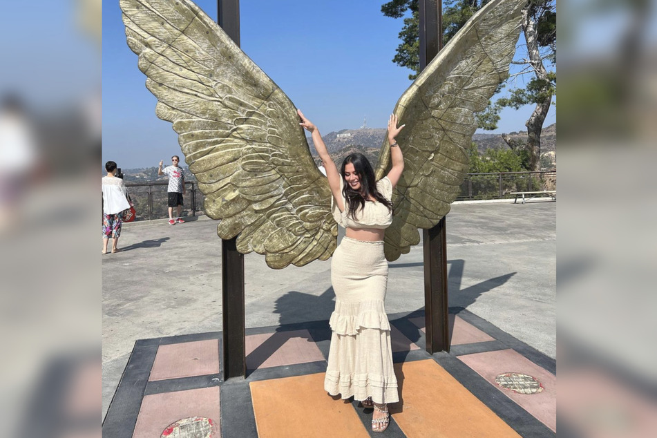 Hier war die Welt noch in Ordnung: Theresa Cachuela posierte vor einer Statue mit Engelsflügeln im US-Bundesstaat Kalifornien.