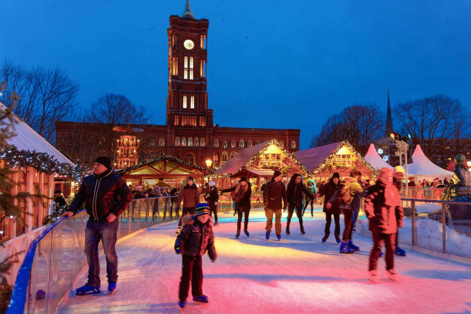 Viele Berliner Weihnachtsmärkte locken mit Schlittschuhbahnen wie hier am Roten Rathaus.