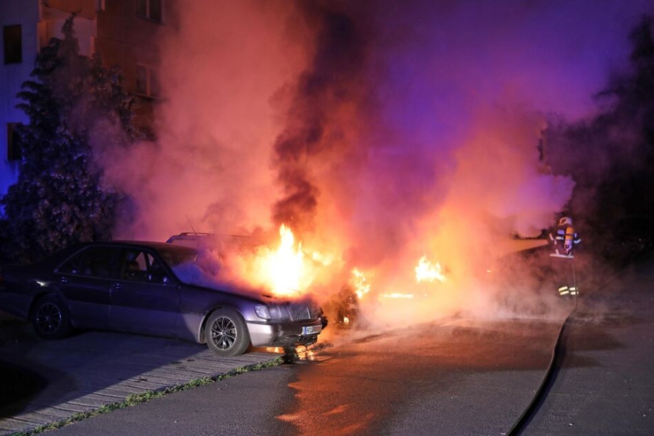 Drei Autos und ein Motorrad standen in Rostock in Flammen.